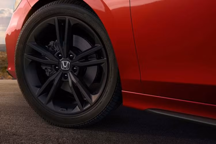 Nổi bật nhất là màn hình thông tin giải trí kích cỡ tăng lên 9 inch, dùng phần mềm do Google phát triển và tích hợp sẵn các tiện ích của Google như bản đồ, trợ lý ảo hay cửa hàng ứng dụng.