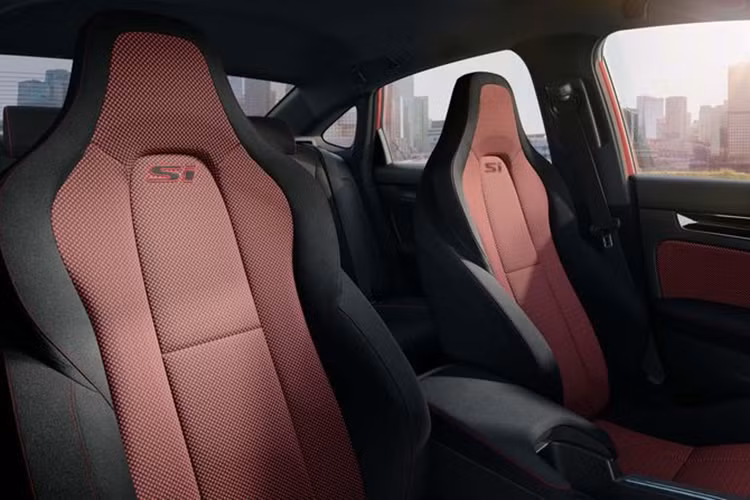 Bên cạnh đó, phiên bản này cũng sở hữu bộ mâm mới được sơn màu đen mờ, thiết kế dạng 5 chấu kép độc quyền. Trong khi đó, nội thất của mẫu sedan có thêm khá nhiều trang bị mới.