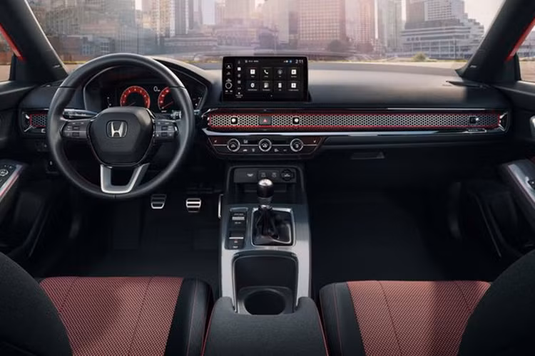 Hãng xe cho biết những nâng cấp trên giúp tăng độ cứng xoắn cho khung gầm của mẫu Civic mới. Thiết kế ngoại thất của Civic Si 2025 được tinh chỉnh nhẹ với lưới tản nhiệt hầm hố hơn, cản trước thể thao và đèn hậu có ốp nhựa tối màu.