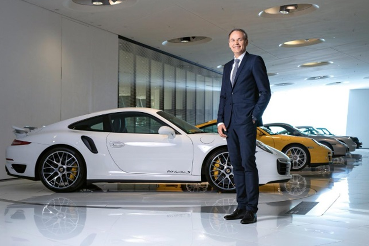 Hầu hết, các Giám đốc Điều hành ở Tập đoàn này thường chọn một mẫu xe đời mới của Porsche và một mẫu xe của thương hiệu khác (thuộc Volkswagen Group). Ước tính số lượng xe trợ cấp là khoảng 200 chiếc xe sang Porsche, tương đương với 200 Giám đốc Điều hành.