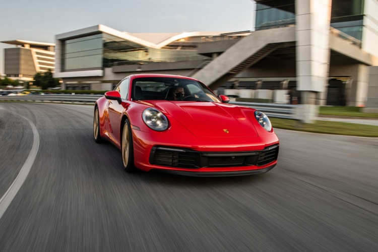 Trước đây, Volkswagen có chính sách trợ cấp miễn phí hai chiếc ôtô bất kỳ của các thương hiệu con thuộc Volkswagen Group cho những Giám đốc cấp cao của Volkswagen để làm phương tiện đi làm và cũng là một phần trợ cấp, đãi ngộ trong công việc.