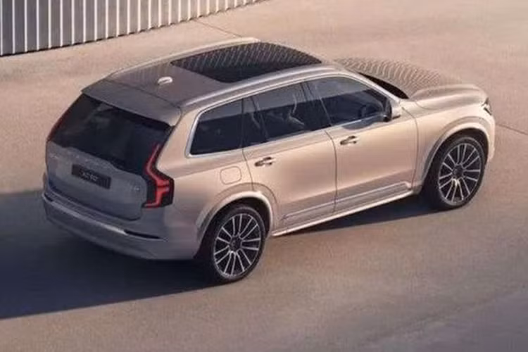 Hốc gió trung tâm và khe gió hai bên cũng sở hữu kiểu dáng mới mẻ hơn. Trong khi đó, xe vẫn giữ lại cụm đèn pha hình búa Thor và đèn hậu hình chữ L đặc trưng. Bên trong, xe có màn hình thông tin giải trí cỡ lớn cùng cụm đồng hồ lái điện tử hiện đại.