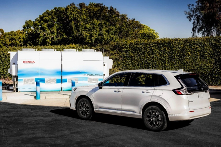 Ngoài việc có hệ truyền động mới, Honda cũng đã gia cố khung gầm và thiết lập mới hoàn toàn hệ thống treo MacPherson (trước) - liên kết đa điểm (sau) nhằm phù hợp với đặc tính của chiếc CR-V e:FCEV giúp tối ưu khả năng vận hành cho xe.