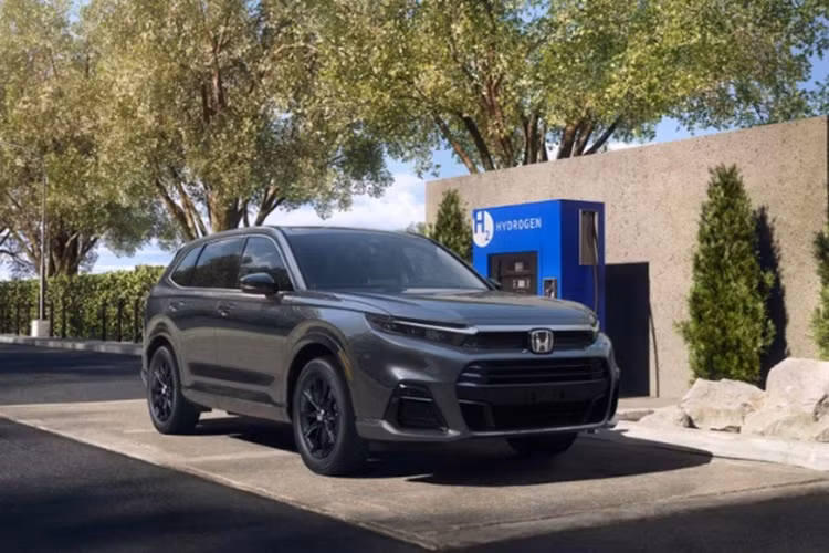  Honda CR-V e: FCEV 2025 mới là chiếc xe vừa có thể chạy bằng nhiên liệu hydro, vừa có thể dùng năng lượng điện từ bộ pin hỗ trợ sạc ngoài. Cụ thể, Honda CR-V e:FCEV được trang bị một mô-tơ điện đặt tại cầu trước, có khả năng sản sinh công suất 174 mã lực và mô-men xoắn cực đại 311 Nm.