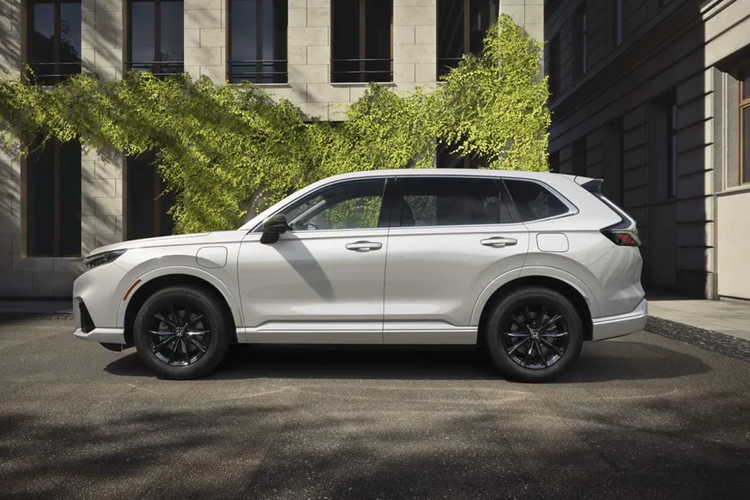 Dự kiến, Honda CR-V e:FCEV sẽ được mở bán tại Mỹ từ cuối năm nay. Hiện cơ sở hạ tầng nhiên liệu hydro của nước này vẫn còn thiếu thốn, các trạm nạp chỉ giới hạn ở một số khu vực như bang California.