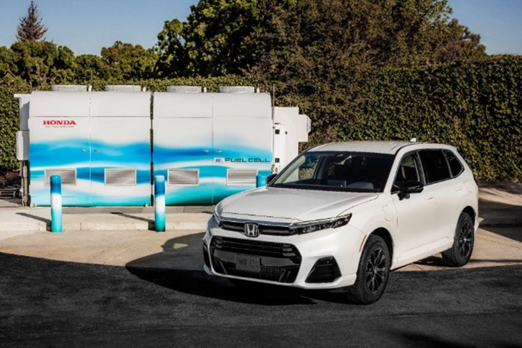 Theo chu trình thử nghiệm EPA, mẫu xe CUV Honda CR-V e:FCEV có quãng đường di chuyển tối đa chỉ là 435 km. Nếu không thể dùng nhiên liệu hydro, xe cắm sạc điện từ bên ngoài có thể đi được 47 km bằng năng lượng điện.