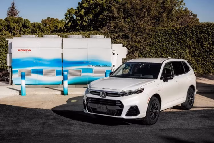 Theo chu trình thử nghiệm EPA, mẫu xe CUV Honda CR-V e:FCEV có quãng đường di chuyển tối đa chỉ là 435 km. Nếu không thể dùng nhiên liệu hydro, xe cắm sạc điện từ bên ngoài có thể đi được 47 km bằng năng lượng điện.