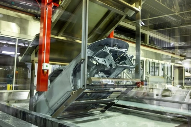 Hệ thống này còn có chức năng sạc hai chiều, khách hàng có thể sử dụng pin để cung cấp năng lượng cho bất kỳ loại thiết bị điện tử, thiết bị cắm trại và thiết bị gia dụng nhỏ nào thông qua ổ cắm điện 110 volt cung cấp công suất lên tới 1.500 watt.