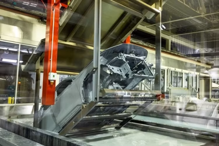 Hệ thống này còn có chức năng sạc hai chiều, khách hàng có thể sử dụng pin để cung cấp năng lượng cho bất kỳ loại thiết bị điện tử, thiết bị cắm trại và thiết bị gia dụng nhỏ nào thông qua ổ cắm điện 110 volt cung cấp công suất lên tới 1.500 watt.