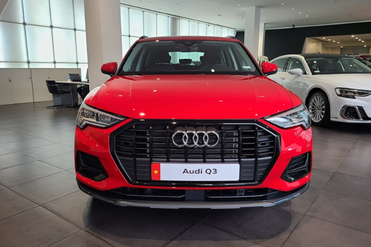 Mẫu xe SUV hạng sang Audi Q3 2024 gây ấn tượng với ngoại thất màu đỏ bắt mắt, đi cùng các chi tiết màu đen làm điểm nhấn ở viền lưới tản nhiệt, viền hốc gió, viền hốc bánh xe, viền kính hông...