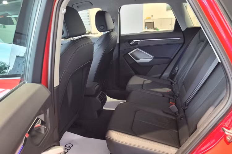 Một điểm trừ trên mẫu xe này là Q3 2024 vẫn dùng chìa khóa đề nổ dạng cơ.