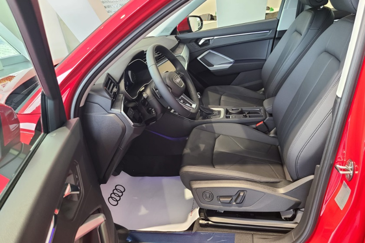 Xe vẫn có các trang bị như: màn hình 10,3 inch sau vô-lăng, màn hình 8,8 inch trung tâm hỗ trợ kết nối Apple CarPlay/Android Auto không dây, hệ thống âm thanh Sonos 3D, điều hòa tự động 3 vùng, cốp điện.