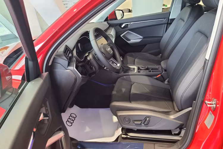 Xe vẫn có các trang bị như: màn hình 10,3 inch sau vô-lăng, màn hình 8,8 inch trung tâm hỗ trợ kết nối Apple CarPlay/Android Auto không dây, hệ thống âm thanh Sonos 3D, điều hòa tự động 3 vùng, cốp điện.