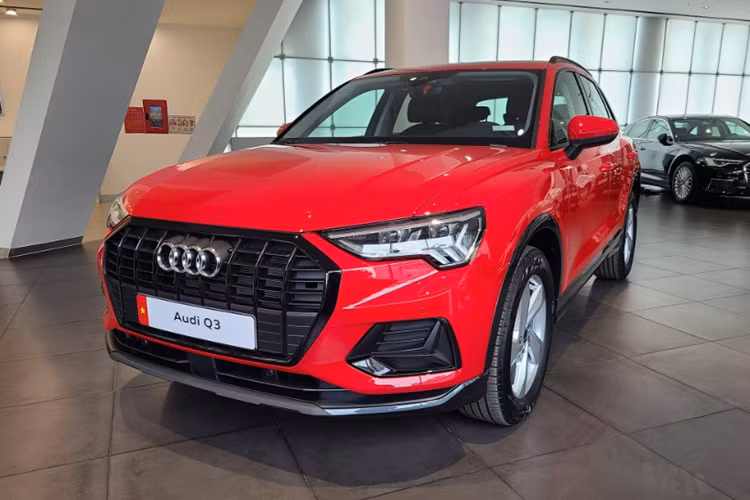 Mức giá xe Audi Q3 Black Edition 2024 công bố tương đương khoảng 1,8 tỷ đồng, được nhập khẩu trực tiếp từ Hungary. Được biết, đây chính là bản Advanced 35 TFSI nhưng sở hữu gói ngoại thất đen thể thao.