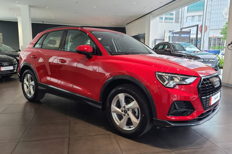 Ngoài khác biệt này, thiết kế của xe vẫn giống với Audi Q3 ra mắt Việt Nam năm 2020. Xe có đèn chiếu sáng LED Matrix, đèn hậu LED với giao diện 3D. Xe được trang bị bộ mâm 5 chấu đơn có kích thước 18 inch, đi kèm lốp 235/55R18.