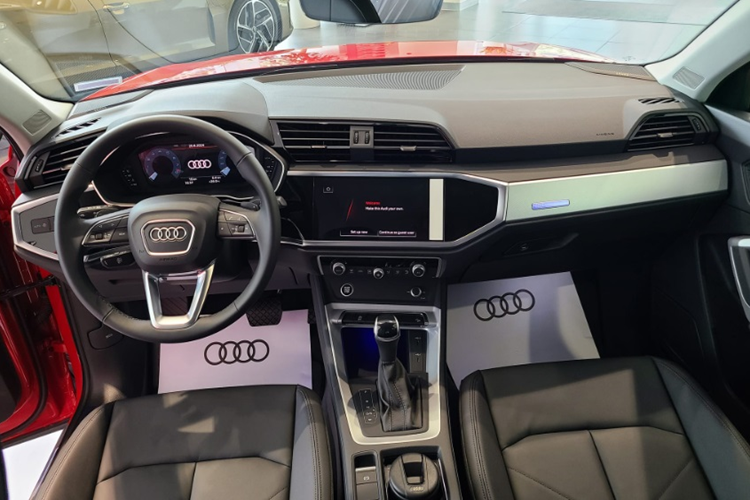 Về nội thất, bên trong khoang cabin của Audi Q3 2024 vẫn được bố trí tương tự bản cũ.