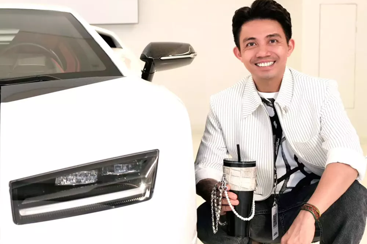 Trên toàn thế giới chỉ có đúng 112 chiếc siêu xe triệu đô Lamborghini Countach LPI 800-4 được sản xuất, cùng mức giá bán không tưởng 2,64 triệu USD (tương đương khoảng hơn 61 tỷ đồng), đắt hơn rất nhiều so với Pagani Huayra hay McLaren Elva, vì thế, việc Minh Nhựa tậu Lamborghini Countach là điều không quá bất ngờ.