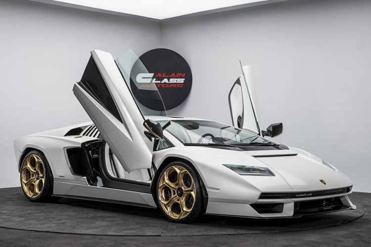 Tổng cộng sức mạnh của siêu xe Lamborghini Countach LPI 800-4 có công suất lên đến 803 mã lực, siêu xe này có thể tăng tốc từ vị trí xuất phát lên 100 km/h trong thời gian 2,8 giây, 0-200 km/h trong 8,6 giây trước khi đạt vận tốc tối đa 355 km/h.