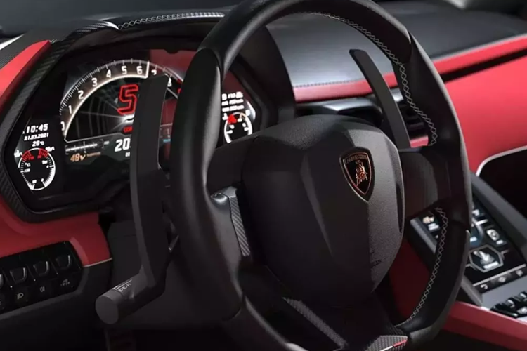 Lamborghini Countach LPI 800-4 được trang bị cụm đèn pha hình chữ nhật, nắp ca-pô hình thang và lưới tản nhiệt hẹp nhưng kéo dài hết chiều rộng của đầu xe giống Lamborghini Countach đời đầu. Ngay cả tem chữ "Countach" trên lưới tản nhiệt của xe cũng được dùng phông chữ viết thường như siêu bò ra đời vào năm 1974.