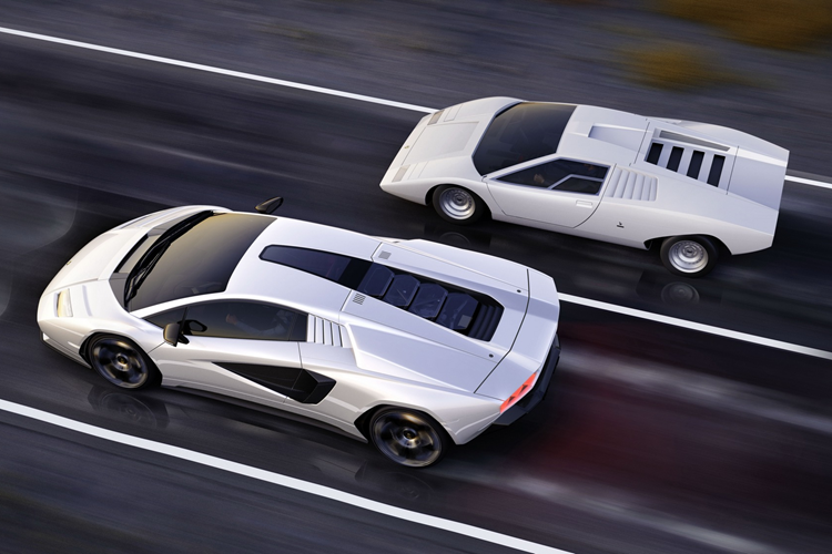 Bên sườn, Lamborghini Countach mới đi kèm hốc bánh góc cạnh, khe gió hình tam giác phía trước chắn bùn sau và hốc hút gió sau cửa sổ. Riêng phần đuôi xe được thiết kế hiện đại hơn một chút với đèn hậu hình lục giác, gợi liên tưởng đến người anh em Sian. Thêm vào đó là bộ khuếch tán gió cỡ lớn và 4 ống xả hình tròn.