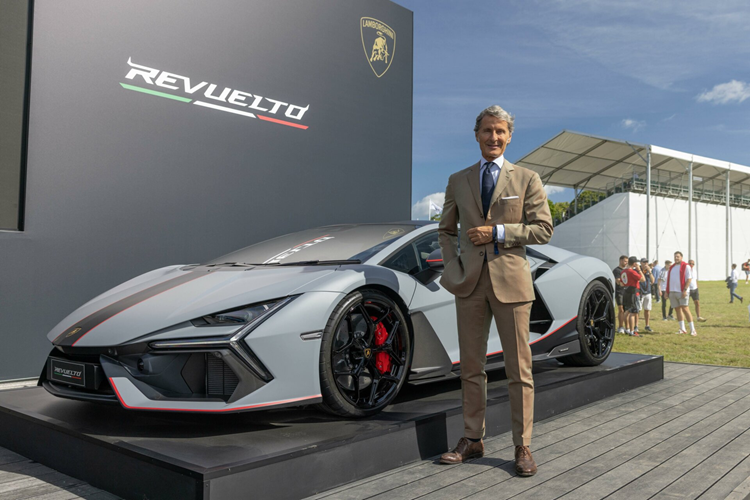 Chiếc Lamborghini Revuelto đặc biệt với tay lái nghịch sẽ được giao cho một khách hàng ở Vương quốc Anh. Được điều khiển bởi các tay đua của Lamborghini Squadra Corse, chiếc Revuelto và Urus SE đã được ra mắt tại hạng mục First Glance tại Vương quốc Anh.