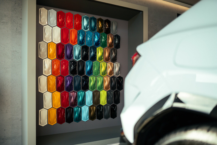 Ra mắt tại Triển lãm ô tô Bắc Kinh hồi đầu năm nay, PHEV Urus SE có công suất ấn tượng cùng hệ truyền động Hybrid với thiết kế mới kết hợp khí động học cải tiến và các giải pháp công nghệ mới: Sự kết hợp giữa động cơ đốt trong và động cơ điện đạt được mô-men xoắn cực đại và giá trị hiệu suất và giảm 80% lượng khí thải so với Urus S.