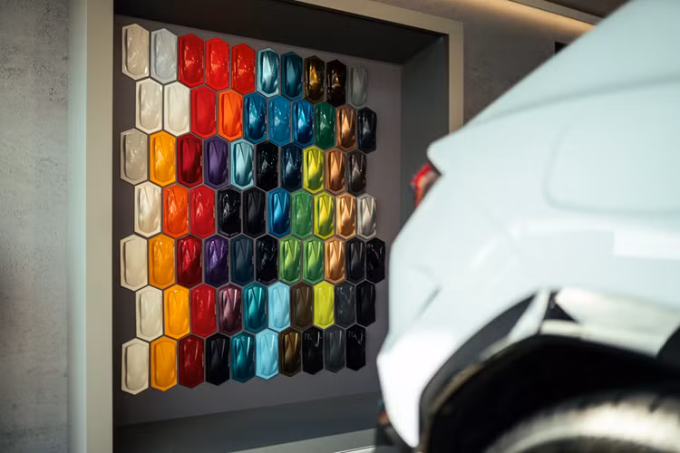 Ra mắt tại Triển lãm ô tô Bắc Kinh hồi đầu năm nay, PHEV Urus SE có công suất ấn tượng cùng hệ truyền động Hybrid với thiết kế mới kết hợp khí động học cải tiến và các giải pháp công nghệ mới: Sự kết hợp giữa động cơ đốt trong và động cơ điện đạt được mô-men xoắn cực đại và giá trị hiệu suất và giảm 80% lượng khí thải so với Urus S.