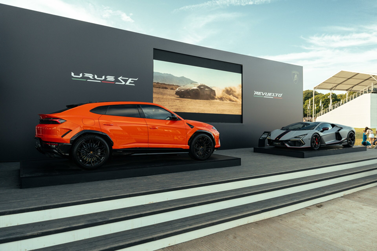 Loạt siêu xe Lamborghini tại Goodwood 2024 đầu tiên phải kể đến Revuelto điện khí hóa hiệu suất cao (HPEV) và Urus SE mới – Siêu SUV PHEV và mẫu xe này đã chiếm vị trí hàng đầu trong Phòng chờ Lamborghini năm nay tại Lễ hội tốc độ Goodwood và mẫu siêu SUV này đã tham gia vào “cuộc đua leo đồi” tại sự kiện năm nay.