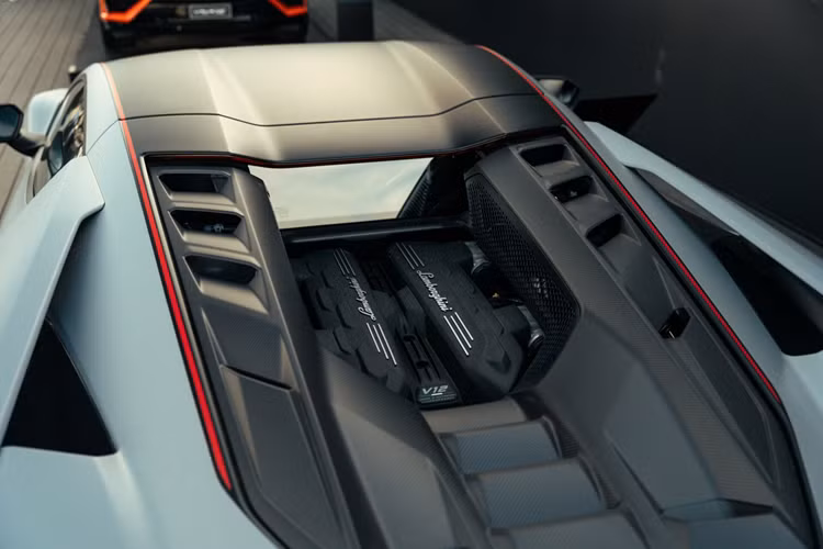 Mẫu xe này còn được trang bị đường sọc màu sơn Nero Nemesis trên mui xe phía trước với sọc Rosso Mimir và xe còn có các chi tiết sọc đỏ trên đường mái, bộ chia gió, gương cánh và phần dưới của xe.