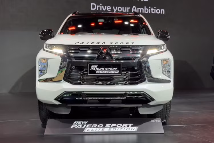 Ở lần nâng cấp này, mẫu xe SUV Mitsubishi Pajero Sport 2024 vẫn giữ kích thước chiều dài x rộng x cao lần lượt là 4.825 x 1.815 x 1.835 (mm) và chiều dài cơ sở 2.800 mm.