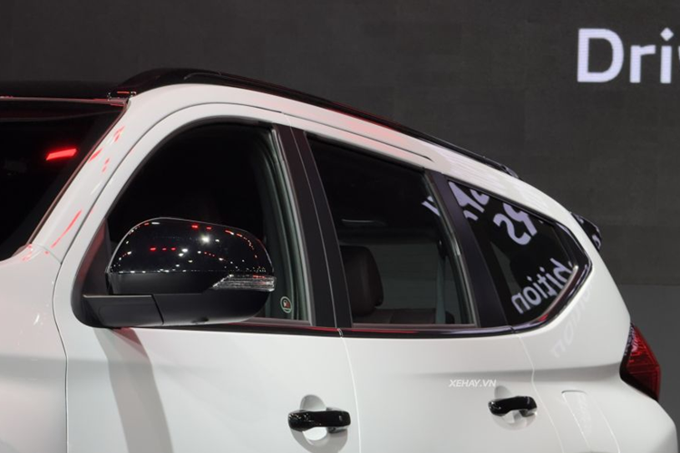 Ở nội thất, xe có vô lăng được thiết kế mới, bọc da, tích hợp lẫy chuyển số và phím chức năng. Ghế ngồi bọc da tổng hợp, trang trí với họa tiết kim cương. Ghế lái chỉnh điện 8 hướng, ghế phụ chỉnh điện. Không chỉ vậy, xe còn được trang bị hệ thống điều hòa tự động, đi kèm lọc không khí nanoeX.