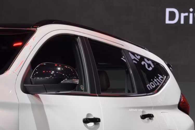 Ở nội thất, xe có vô lăng được thiết kế mới, bọc da, tích hợp lẫy chuyển số và phím chức năng. Ghế ngồi bọc da tổng hợp, trang trí với họa tiết kim cương. Ghế lái chỉnh điện 8 hướng, ghế phụ chỉnh điện. Không chỉ vậy, xe còn được trang bị hệ thống điều hòa tự động, đi kèm lọc không khí nanoeX.