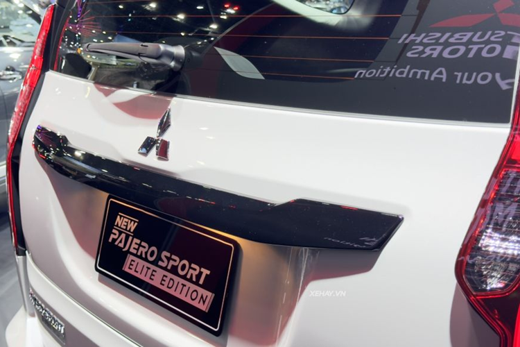 Trong khi đó, các bản cao hơn được trang bị đến 10 túi khí, cảnh báo điểm mù, cảnh bảo chuyển làn, cảnh báo va chạm ngang phía sau và cảm ứng hỗ trợ đỗ xe phía trước.