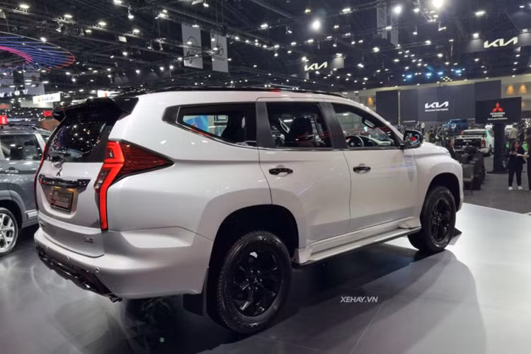 Tại Thái Lan, mức giá xe Mitsubishi Pajero Sport 2024 cho 4 phiên bản bán dao động từ 1,389 - 1,689 triệu Baht (khoảng 954 triệu đến 1,16 tỷ đồng). Sau Thái Lan, Mitsubishi Pajero Sport 2024 dự kiến sẽ sớm ra mắt những thị trường Đông Nam Á khác, bao gồm cả Việt Nam.