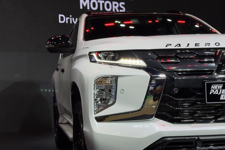 Nhìn chung, Mitsubishi Pajero Sport không được thay đổi nhiều về thiết kế, xe chỉ được tinh chỉnh lại một chút ở mặt ca lăng, cản sau cùng bộ mâm 18 inch mới.