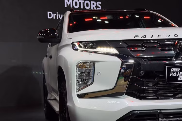 Nhìn chung, Mitsubishi Pajero Sport không được thay đổi nhiều về thiết kế, xe chỉ được tinh chỉnh lại một chút ở mặt ca lăng, cản sau cùng bộ mâm 18 inch mới.