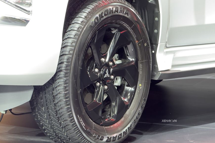 Còn lại, xe vẫn có các tiện ích tương tự bản tiền nhiệm, bao gồm: màn hình cảm ứng trung tâm 8 inch, kết nối Apple CarPlay/Android Auto, đầu DVD, hệ thống định vị, màn hình giải trí 12,1 inch treo trên trần dành cho hành khách phía sau