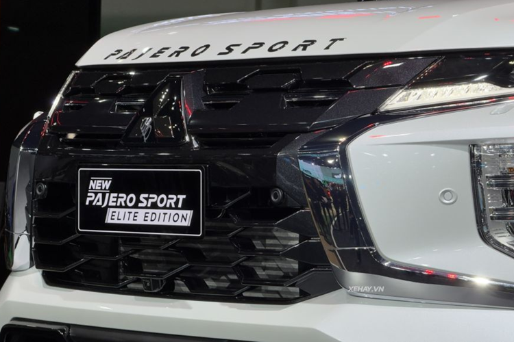 Riêng bản cao cấp nhất sẽ được bổ sung gói bodykit thể thao với các chi tiết màu đen bóng như lưới tản nhiệt, tem chữ nổi Pajero Sport trên nắp ca-pô, ốp cản trước/sau, ốp gương chiếu hậu, ăng ten vây cá, baga nóc, vành la-zăng, tay nắm cửa, cánh gió mui và nẹp trang trí trên cửa cốp sau.