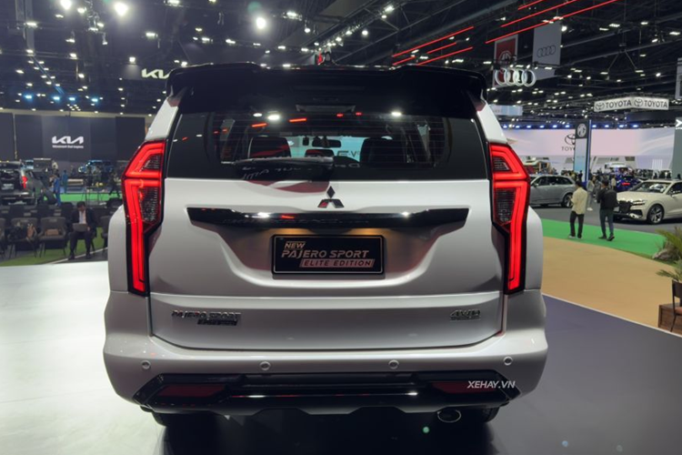 Về trang bị an toàn, Mitsubishi Pajero Sport 2024 bản tiêu chuẩn sẽ có: 7 túi khí, phanh ABS, phân bổ lực phanh điện tử EBD, hỗ trợ phanh BA, Kiểm soát cân bằng SC, Kiểm soát lực bám đường TC, Hỗ trợ khởi hành ngang dốc HSA, Hỗ trợ đổ đèo HDC, khóa vi sai sau, cảm ứng hỗ trợ đỗ xe phía sau và camera toàn cảnh.