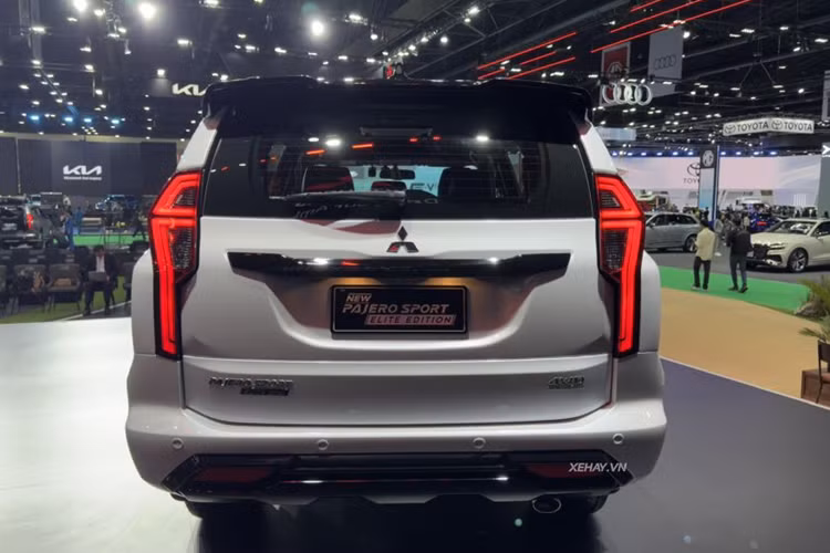 Về trang bị an toàn, Mitsubishi Pajero Sport 2024 bản tiêu chuẩn sẽ có: 7 túi khí, phanh ABS, phân bổ lực phanh điện tử EBD, hỗ trợ phanh BA, Kiểm soát cân bằng SC, Kiểm soát lực bám đường TC, Hỗ trợ khởi hành ngang dốc HSA, Hỗ trợ đổ đèo HDC, khóa vi sai sau, cảm ứng hỗ trợ đỗ xe phía sau và camera toàn cảnh.