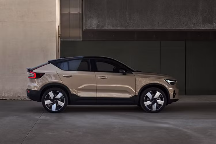 Về trang bị an toàn, Volvo EC40 Ultra dự kiến có các tính năng hỗ trợ lái như: hỗ trợ giảm thiểu/tránh va chạm, phát hiện có người đi bộ/người đạp xe/động vật cỡ lớn, cảnh báo khi người lái mất tập trung, cảnh báo/hỗ trợ giảm thiểu va chạm trước/sau,... 