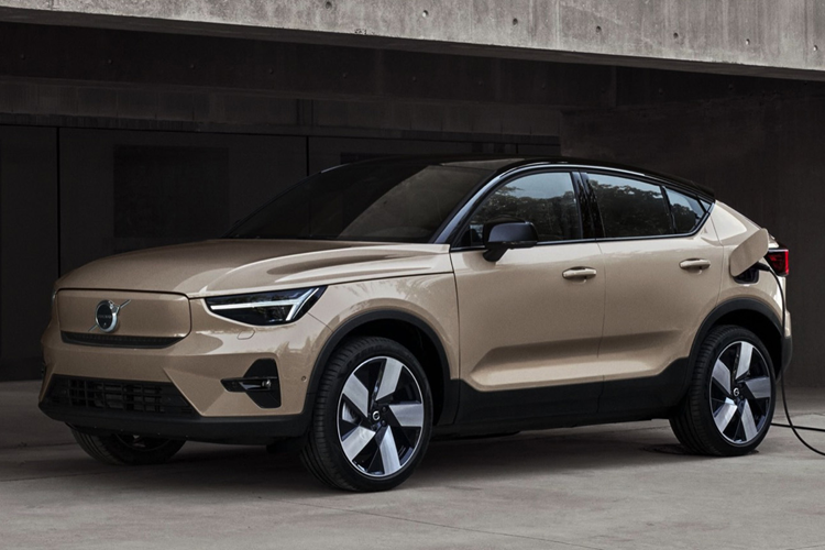 Bên trong khoang cabin của xe cũng sở hữu nhiều tiện ích hiện đại như: màn hình 12 inch sau vô-lăng, màn hình trung tâm 9,7 inch hỗ trợ Apple CarPlay, điều hòa 2 vùng, đèn viền nội thất, ghế trước chỉnh điện có nhớ vị trí, âm thanh Harman Kardon 13 loa và cửa sổ trời toàn cảnh… 