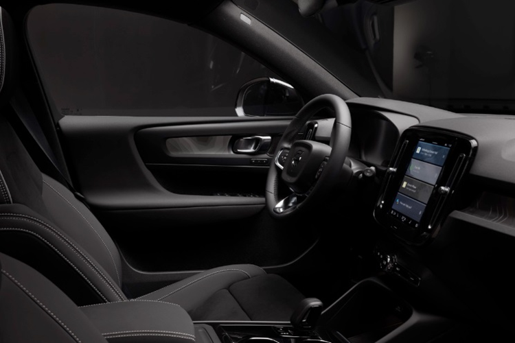 Nhiều đồn đoán cho rằng, Volvo EC40 Ultra sắp bán tại Việt Nam sẽ được trang bị đèn chiếu sáng Pixels Module thông minh, đi cùng bộ mâm 5 chấu kích thước 19 inch. 