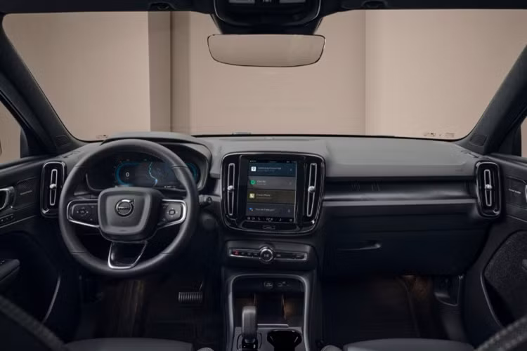 EC40 được coi là phiên bản coupe thuần điện của XC40, với thiết kế đậm chất hiện đại, thời thượng và kiểu dáng thể thao. Xe có kích thước dài x rộng x cao lần lượt là 4.440 x 1.873 x 1.591 mm và khoảng sáng gầm đạt 2.702 mm, thuộc phân khúc CUV cỡ C. 