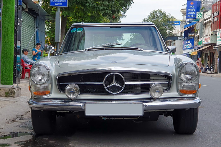Mức giá xe Mercedes-Benz 280 SL hàng hiếm này tại Việt Nam không được công bố. Theo một trang tin nước ngoài, tại thị trường quốc tế nó được chào bán vào khoảng 100.000 USD, với con số cao nhất từng ghi nhận lên đến 335.000 USD.