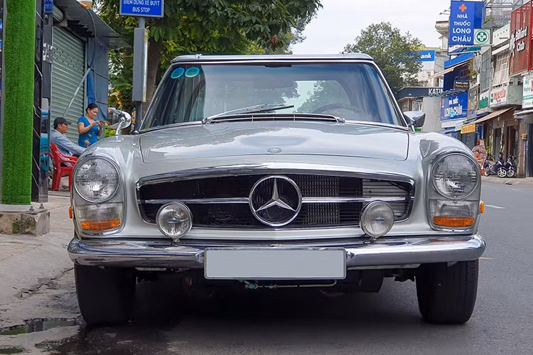 Mức giá xe Mercedes-Benz 280 SL hàng hiếm này tại Việt Nam không được công bố. Theo một trang tin nước ngoài, tại thị trường quốc tế nó được chào bán vào khoảng 100.000 USD, với con số cao nhất từng ghi nhận lên đến 335.000 USD.
