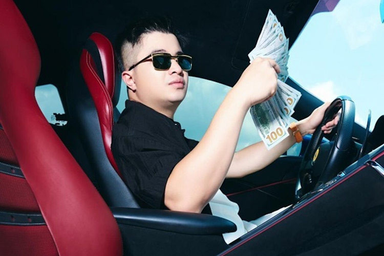 Đây cũng là chiếc xe thường xuyên được Mr Pips Phó Đức Nam chụp ảnh cùng và đăng tải lên mạng xã hội để phô diễn cuộc sống giàu sang, hào nhoáng để câu mồi các nhà đầu tư. Ảnh: Facebook Phó Đức Nam