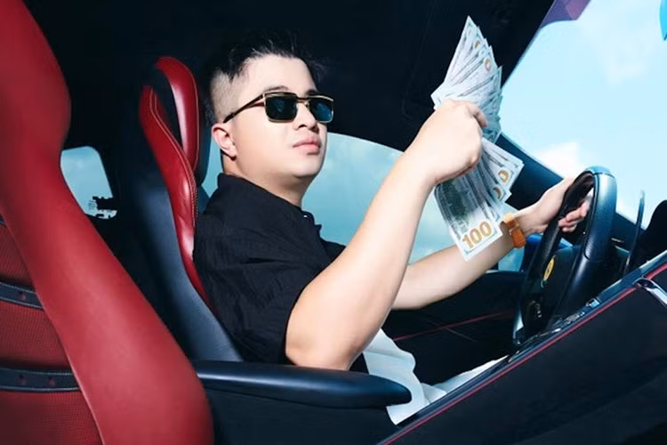 Đây cũng là chiếc xe thường xuyên được Mr Pips Phó Đức Nam chụp ảnh cùng và đăng tải lên mạng xã hội để phô diễn cuộc sống giàu sang, hào nhoáng để câu mồi các nhà đầu tư. Ảnh: Facebook Phó Đức Nam