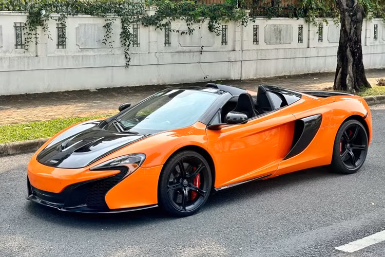  McLaren 650S Spider rao bán với giá hơn 7 tỷ đồng. Siêu xe này được đưa về Việt Nam từ năm 2016 thông qua đơn vị nhập khẩu tư nhân. Trước đó, xe từng thuộc sở hữu của "vua cafe" Đặng Lê Nguyên Vũ, rồi đến thiếu gia Nghiêm Đức - chồng cũ của hotgirl Diệp Lâm Anh và giờ đây, sau khi qua tay nhiều đời chủ, xe lại mang biển Hà Nội.