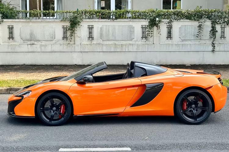 McLaren 650S Spider mang dáng dấp thể thao, hầm hố với phần đầu xe được thiết kế đơn giản, có hai hốc gió lớn đi kèm cụm đèn chiếu sáng dạng móc câu đặc trưng của thương hiệu siêu xe Anh quốc. Trong khi đó, đuôi xe lại gây ấn tượng với cụm đèn hậu gồm hai dải LED nằm song song.